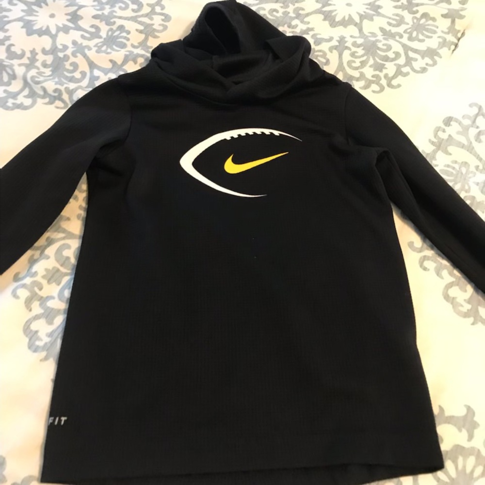 Nike boys top